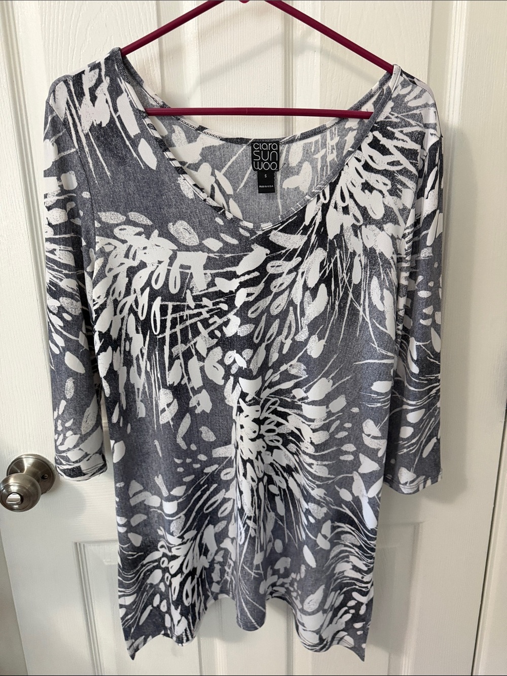 Clara Sun Woo Gray and White Abstract Floral V-Neck Tunic - Picture 1 of 3